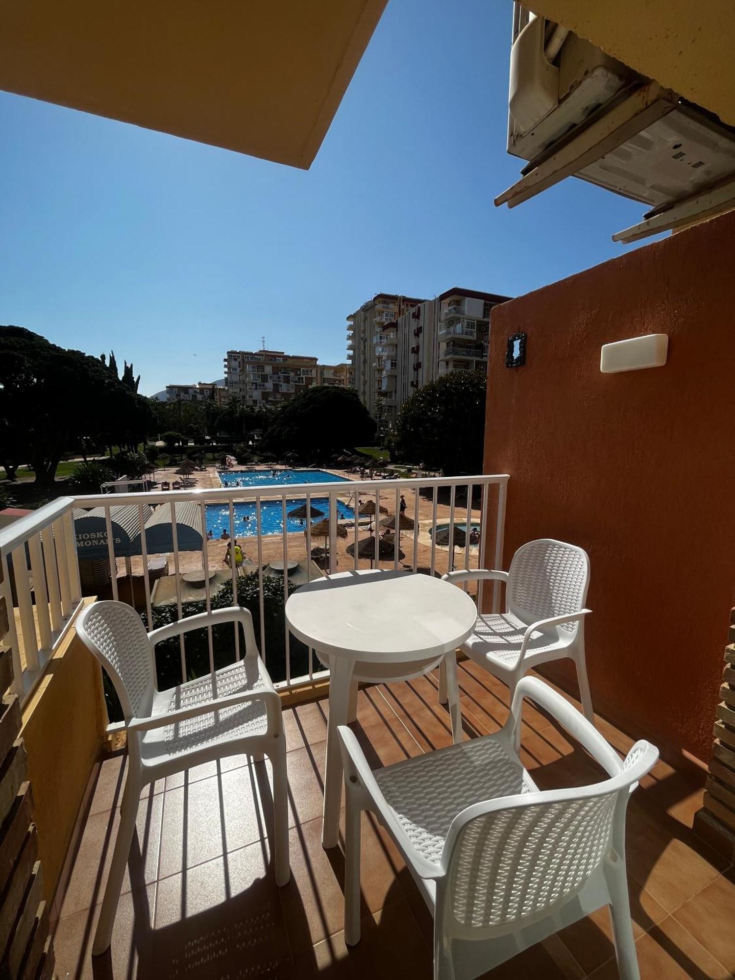 Acogedor Estudio Con Piscina Y Vistas Al Mar Беналмадена Екстериор снимка